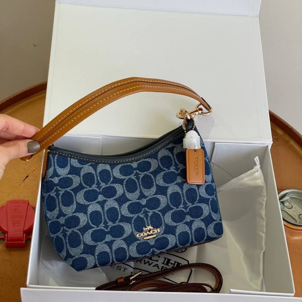 کیف کوچک هلالی کوچ coach